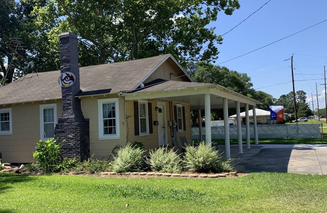 Known as the LSU house this 3 bedroom Cajun cottage is located 1 min from LSUE!