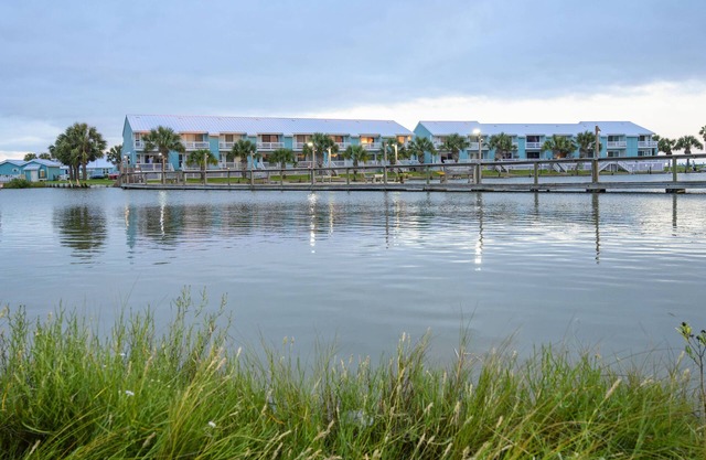 Kontiki Waterfront With Amazing Amenities!