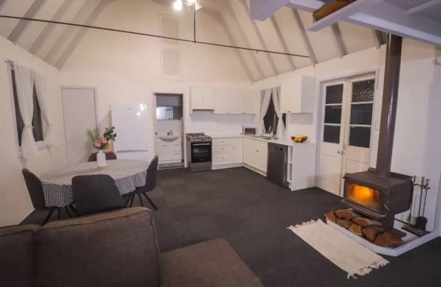 Kookaburra Cottage, Country escape. Pet friendly.