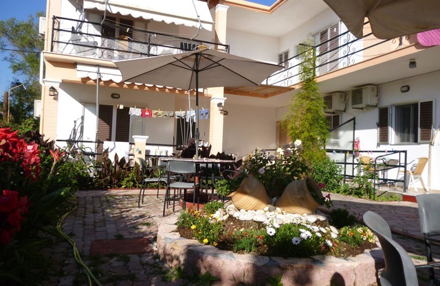 Kostas Apartments & Studios