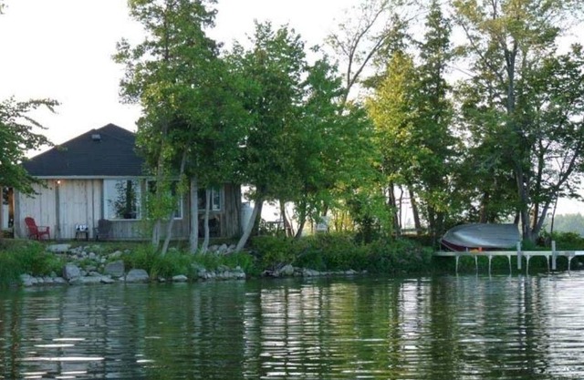 Kozy Korner - Wrap-Around Waterfront Cottage Only Steps from the Water!