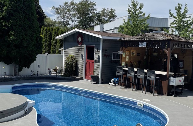 Kozy Retreat with Pool