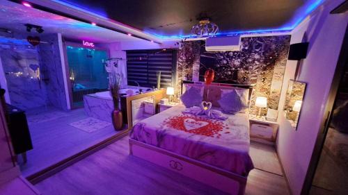 L'Aurore suite de charme, clim jacuzzi, sauna, piscine chauffée cuisine.