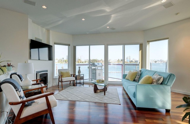 L'eau Rider. A unique float home experience.