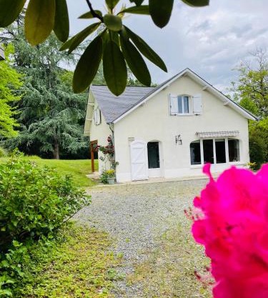L'orée des roses, hébergement de vacances avec jardin et piscine