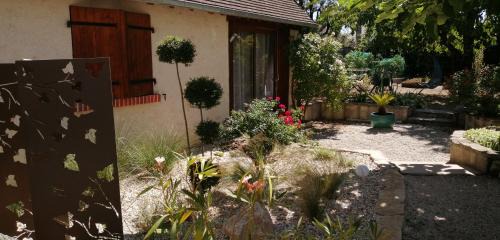 L'Orme Seul, Gîte