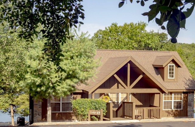L069, Lakeside Delight 2Br Lakefront Cabin