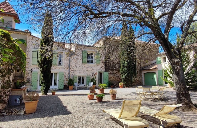 La Bouscade magnificent wooded area with swimming pool