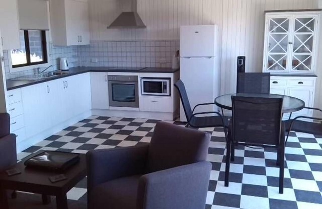La Cabane - 1 Bedroom Beachside Cottage