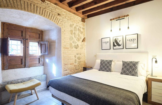 La Casa del Lirón by Toledo AP