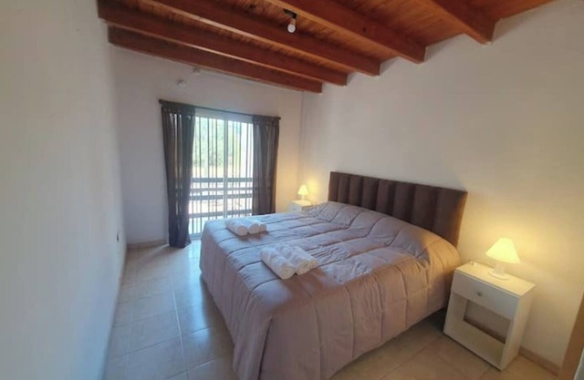 La casa está ubicada en Ciudad de Mendoza con vista a la Cordillera de los Andes