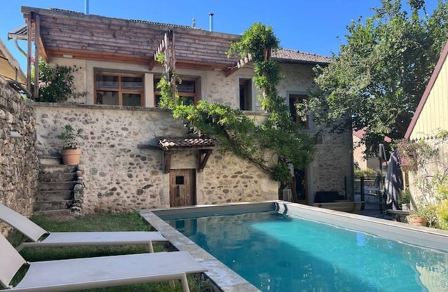 La Castanea house with swimming pool at the foot of the Granier