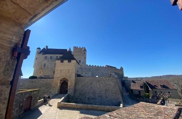 La Croquante face au château