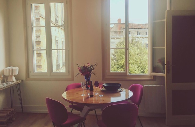 La Galienne is just a stone's throw from the Jardin Public. All amenities nearby.