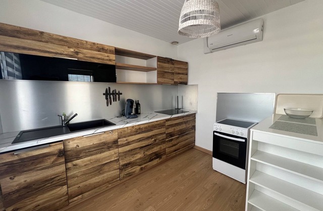 La gouvillaise 10 people close to shops and sea