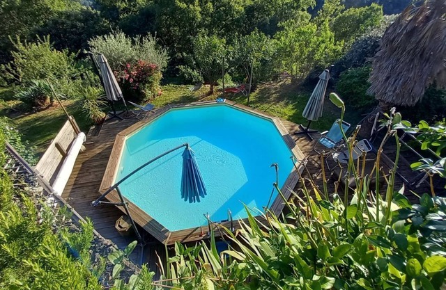 La Libellule ,piscine ,vue, Climatisation ,wifi, TV ,cheminée, Chants d Oiseaux