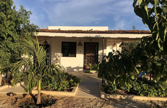 La Maison Aziz, air-conditioned & quiet. 15mn walk from Somone village center