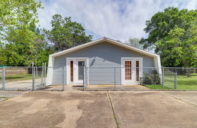 La Porte Home w/Hammock Near Sylvan Beach!