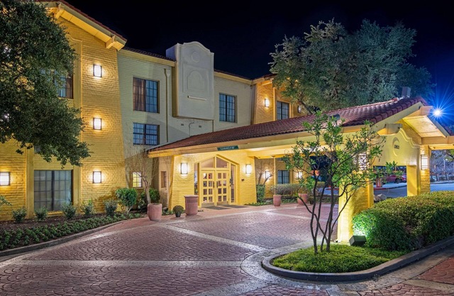 La Quinta Inn by Wyndham San Antonio I-35 N at Toepperwein