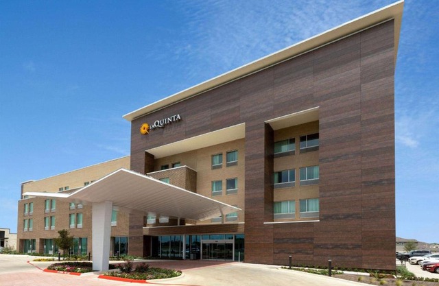La Quinta Inn & Suites by Wyndham Round Rock near Kalahari