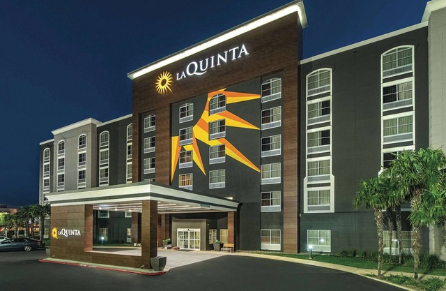 La Quinta Inn & Suites by Wyndham San Antonio Downtown