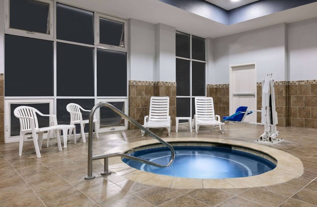 La Quinta Inn & Suites by Wyndham Ft. Worth - Burleson