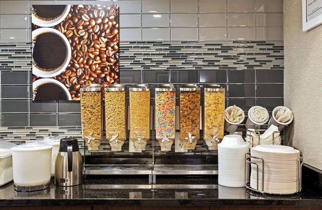 La Quinta Inn & Suites by Wyndham Boston-Andover