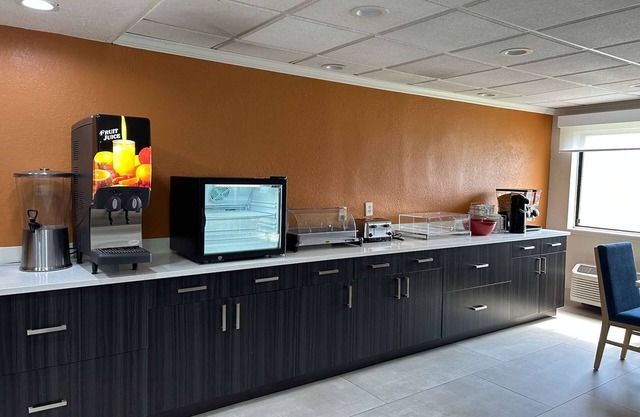 La Quinta Inn & Suites by Wyndham Orlando South