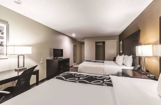 La Quinta Inn & Suites by Wyndham Collinsville - St. Louis
