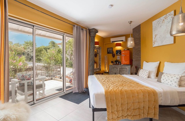 'La Suite' with Shared Pool, Wi-Fi and Air Conditioning