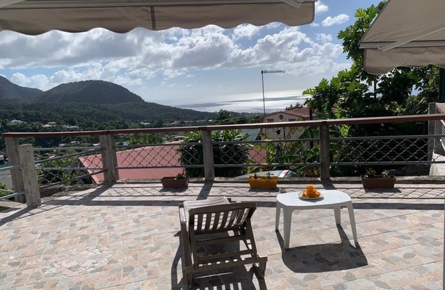 La Terrasse du Houelmont Bas de Villa Face à la Montagne et Avec vue sur la mer