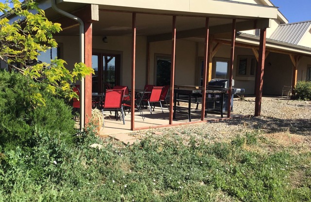 La Verde Lodge on 7acres, private pond, very spacious, great 4 family reunions!