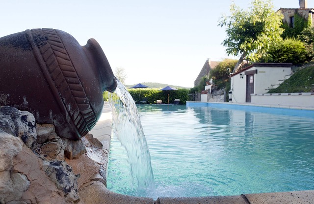 La Vieille Grange, a delightful private house overlooking The Dordogne river.