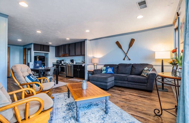 Labor Day Open-Lake Front King Suite: Full Kitchen-Deck-Shared Hot Tub-Free Tix Daily