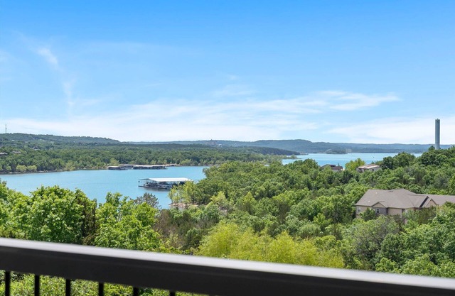 Labor Day Open! Spacious Condo-Great Lake Views- Silver Dollar City 1 mile!