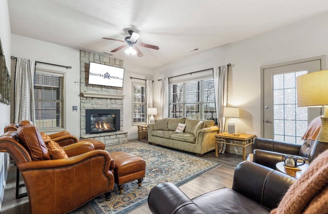 Labor Day Open, Stonebridge Townhouse near SDC w Free Tickets-Screened In Porch-OnSite Golf Course