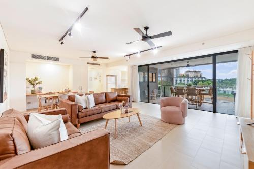 'Lady of the Lagoon' Spacious Waterfront Luxury