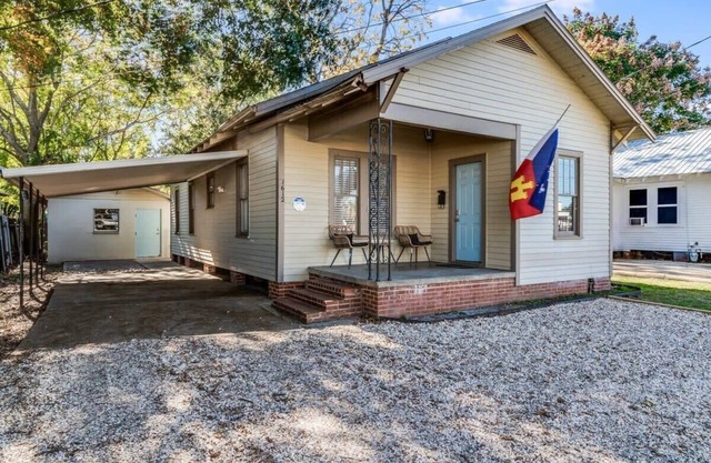 Lafayette Getaway-A cozy private bedroom close to downtown, with shared spaces