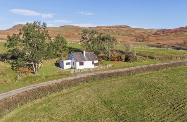 Laghead Cottage - a cottage that sleeps 6 guests in 3 bedrooms