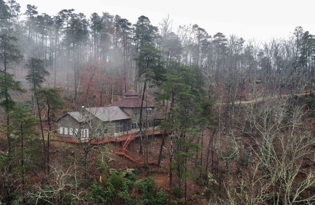 Lagniappe Lodge -18 acres of amazing views and 2 waterfalls, with Internet!