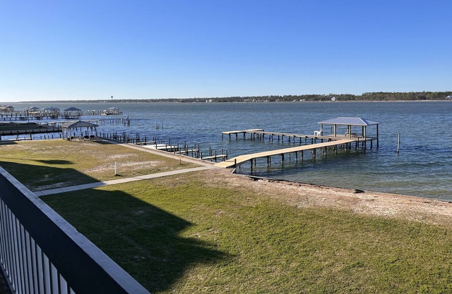 Lagoon Front Spacious 2/2 Condo w/lagoon views, pools, deeded beach access