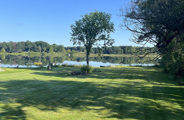 Laid back good vibes only country lake front minutes to shop,eat, things to do.