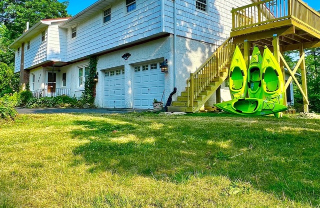 LAKE ACCESS, spacious lake home perfect for large families and events, +kayaks