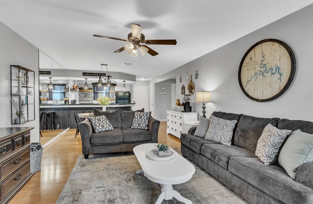 Lake Bluff Retreat - 1st floor condo, pool, fitness center, sport courts, golf