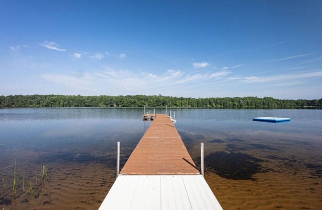Lake Cabin, Bring your boat and pets, hot tub, sleeps up to 27