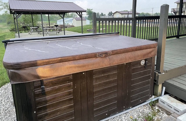 Lake cabin sleeps 18+ w/ a hot tub near Mark Twain Lake and waterpark!