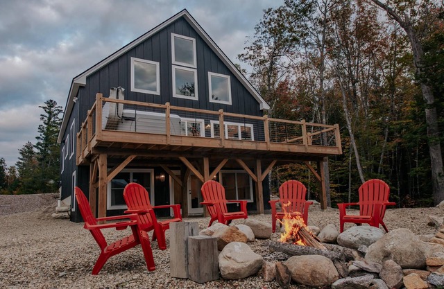 Lake Cabin w/Hot Tub & Movie Theater Close to Mountains