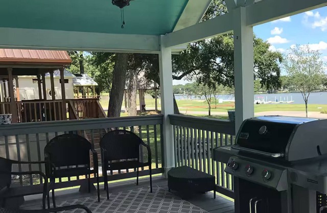 Lake Conroe Cottage with Lakeview