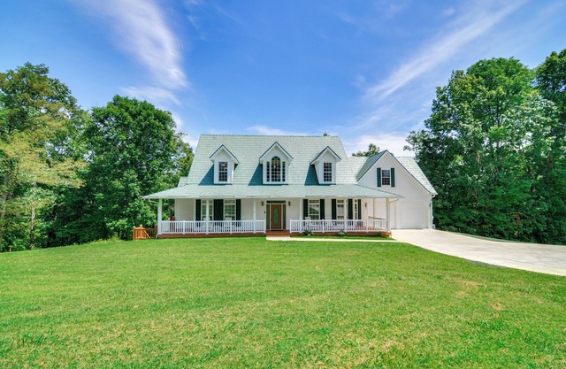 Lake Cumberland Retreat w/Deck & Views!