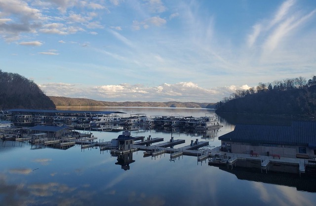 Lake Cumberland Retreat with Hot tub, just above Jamestown Marina